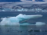Eisbergzunge über der Wasseroberfläche des Jökulsárlón - Skaftafell NP